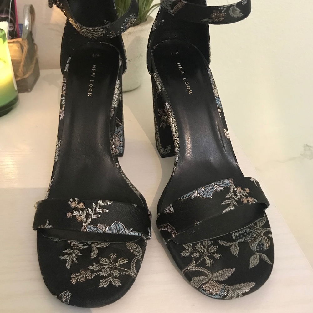 Beautiful shoes - Picture 2 of 2